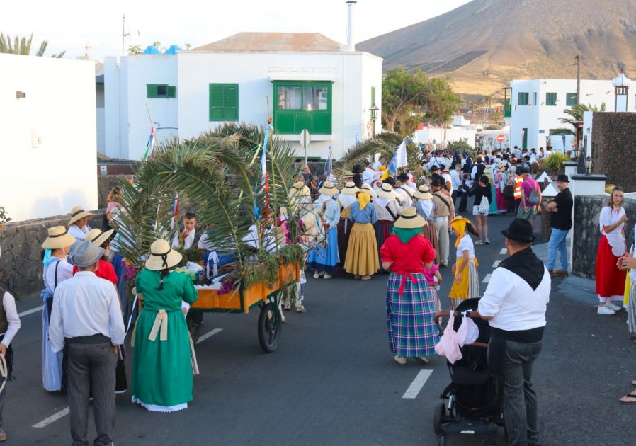 Uga llena sus calles de tradición