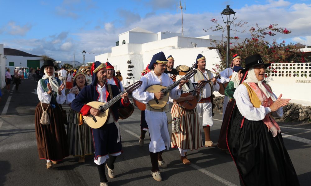 Uga llena sus calles de tradición
