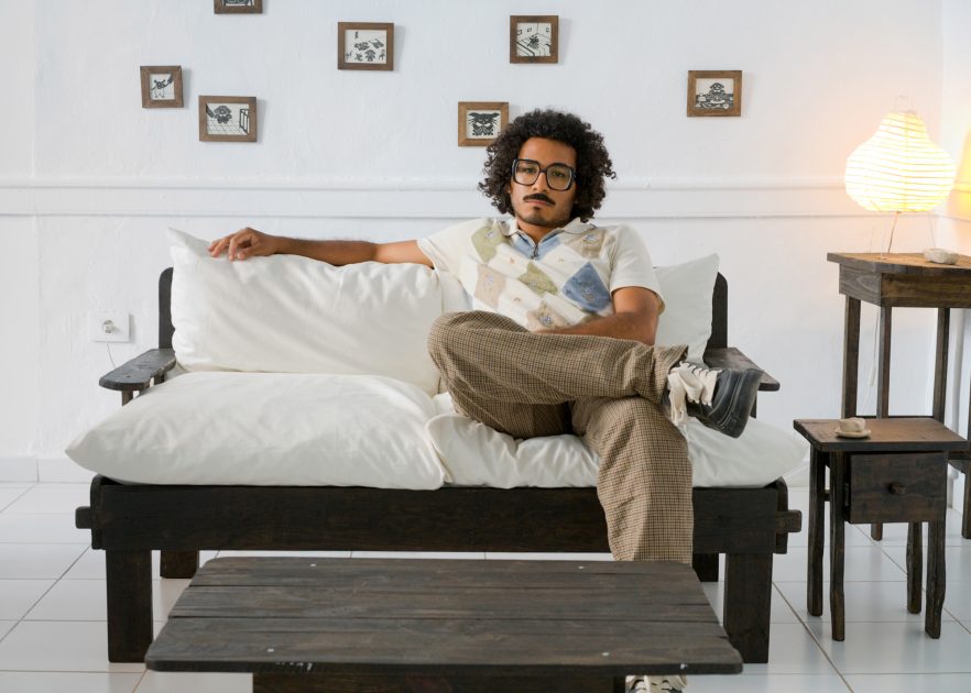 Ico Mosquera, dentro de su instalación Las formas de los nidos. Fotografía: Carlos ReyesIco Mosquera, dentro de su instalación Las formas de los nidos. Fotografía: Carlos Reyes