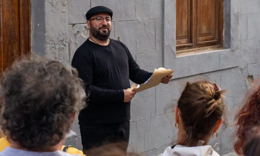 Cultura Arrecife llena de literatura y emoción, la marina de la ciudad con el paseo teatralizado ‘Susurros en el Puerto del Arrecife" Actúa