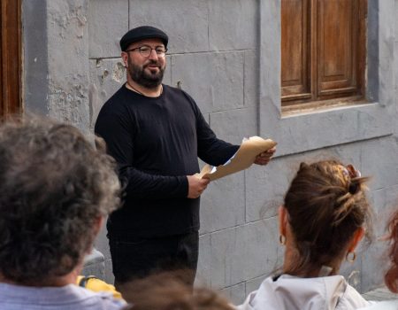 Cultura Arrecife llena de literatura y emoción, la marina de la ciudad con el paseo teatralizado ‘Susurros en el Puerto del Arrecife" Actúa