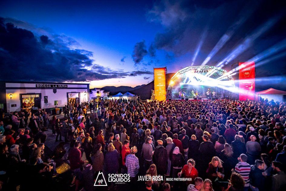 La magia del festival aumenta
al caer la noche sobre La Geria