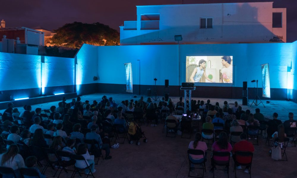 Tenique Cultural lleva el cine al aire libre a Famara