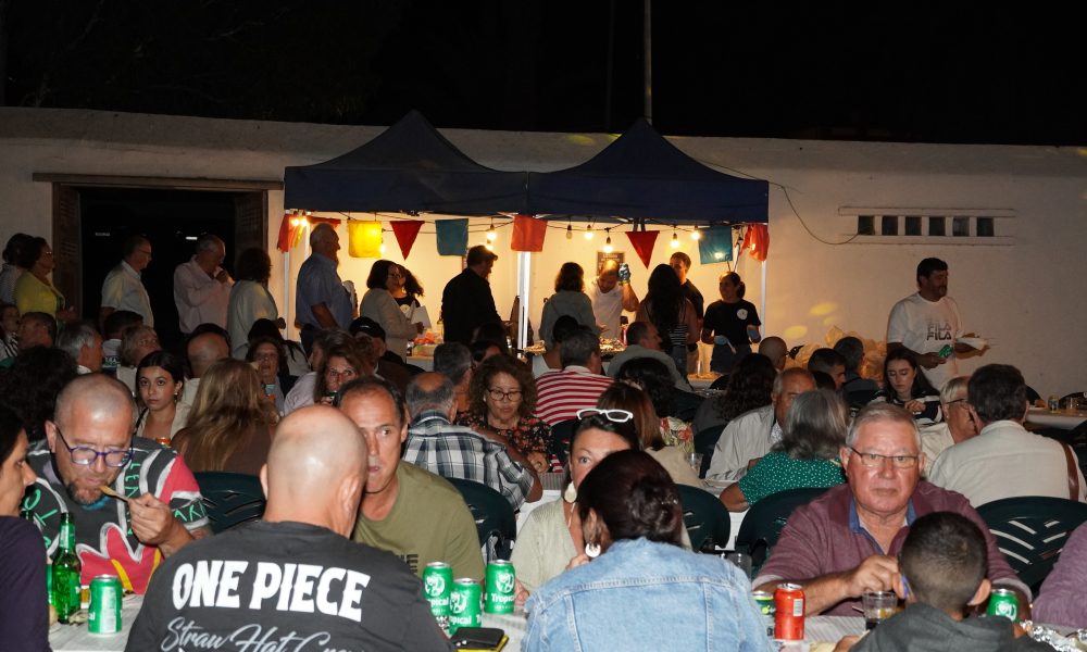 Comida popular en Haría reúne a 200 personas