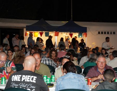 Comida popular en Haría reúne a 200 personas