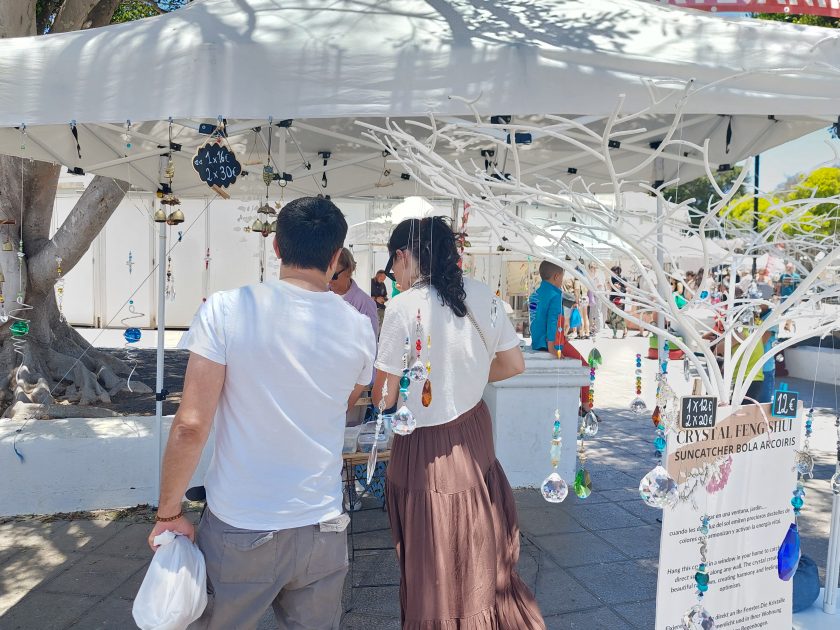 Hasta 14.000 turistas visitan el mercadillo en los domingos estivales