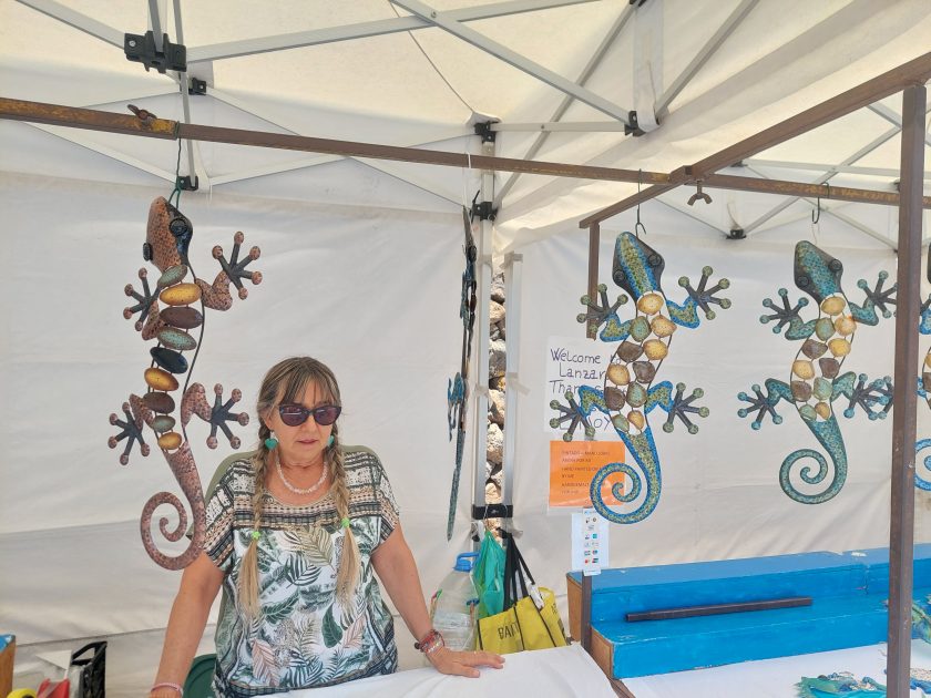 Margarita, en su puesto en el Mercadillo de La Villa