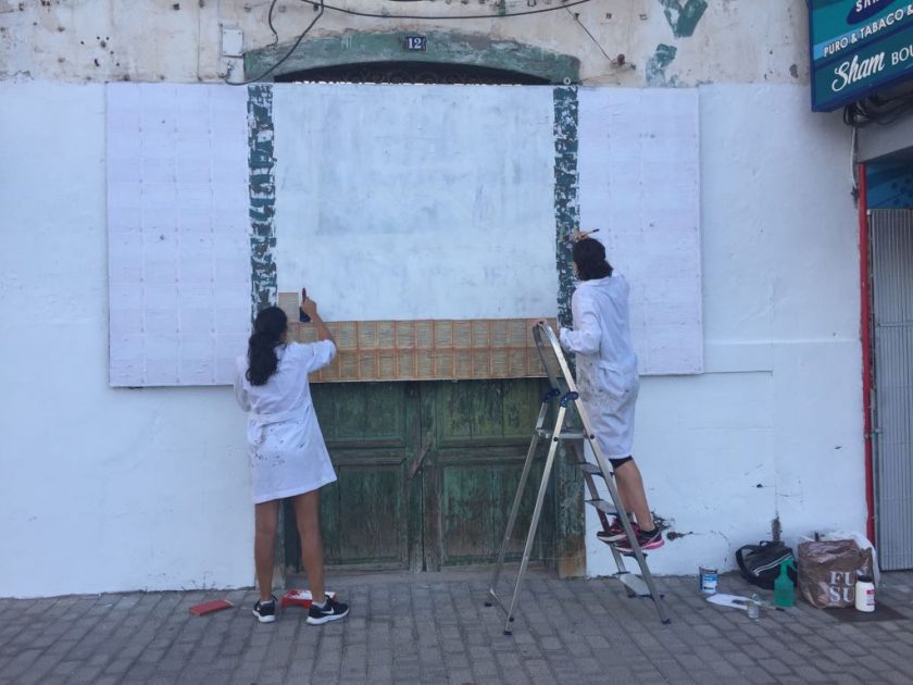 Trabajando junto a una de sus compañeras en el proyecto de
intervención urbana en Arrecife