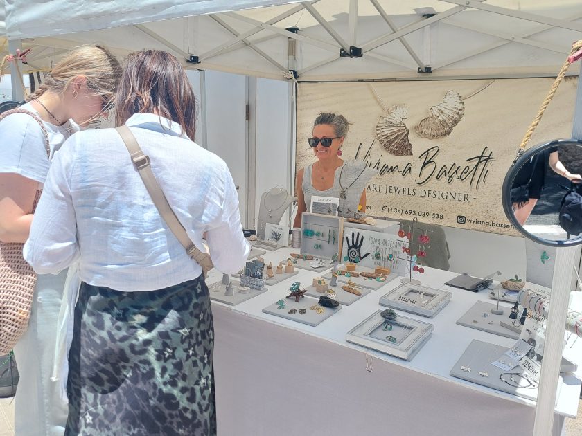 Turistas contemplando las joyas realizadas por Viviana