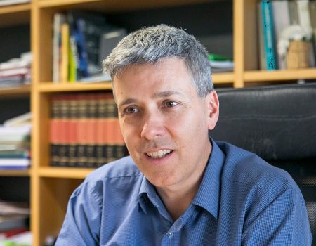 El profesor Ricardo Guerrero ofrece una charla en Lanzarote sobre energías renovables