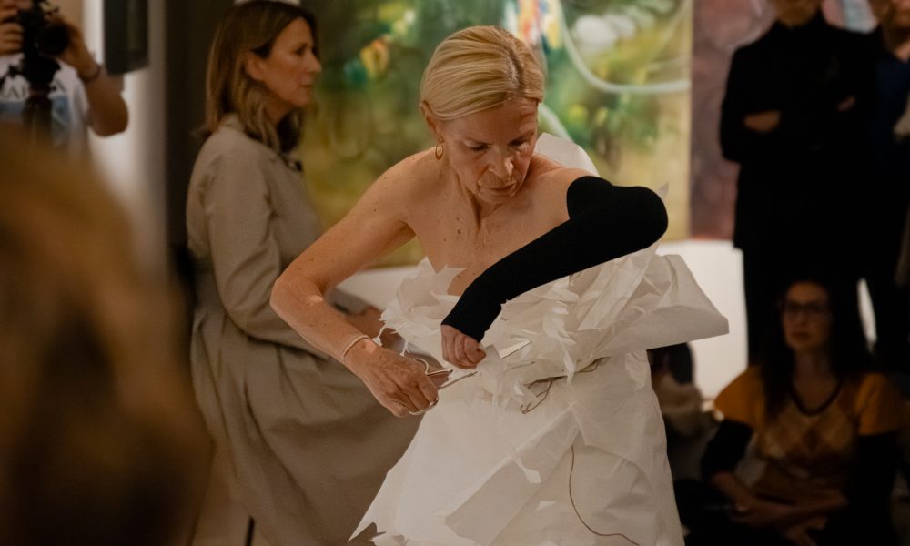 Teresa Correa emociona en el Museo Thyssen con la performance “Mujer ante el espejo” La artista canaria reivindica los cuerpos femeninos