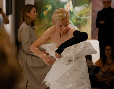 Teresa Correa emociona en el Museo Thyssen con la performance “Mujer ante el espejo” La artista canaria reivindica los cuerpos femeninos