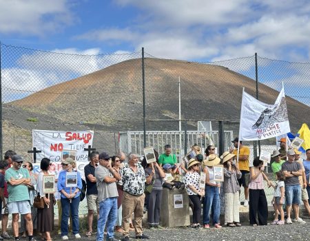 Vecinos de Masdache exigen retirada de antena en La Geria