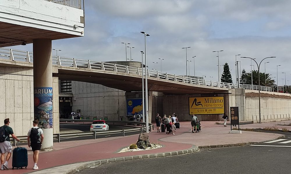 La FCM pide retirar publicidad del Aeropuerto César Manrique