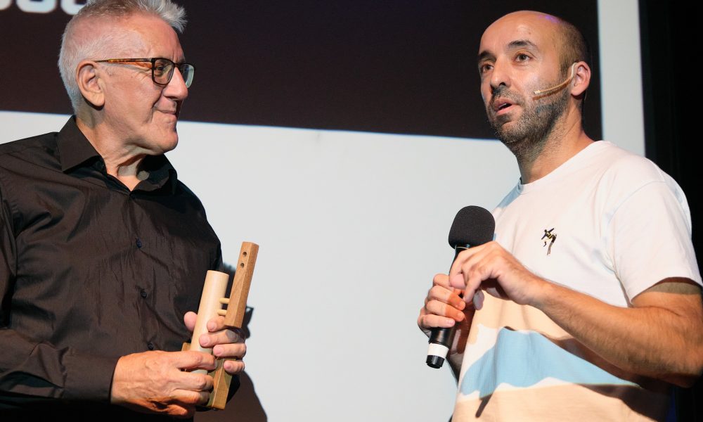 Homenaje a José Luis Carrasco. Veintinueve Trece celebra su décima edición con este homenaje y recibió el premio de manos de sus nietos.