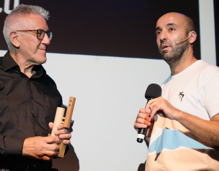 Homenaje a José Luis Carrasco. Veintinueve Trece celebra su décima edición con este homenaje y recibió el premio de manos de sus nietos.