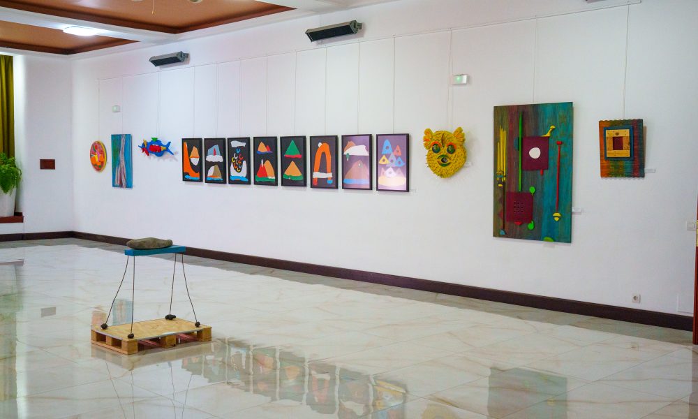La exposición “ASTRO-PEZ 2025” de Domingo de Famara ilumina el RCNA con arte y conciencia ambiental
