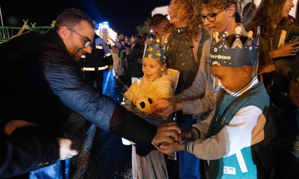 Arrecife vive una Cabalgata de Reyes multitudinaria. Melchor, Gaspar y Baltasar ya pueden entrar en todos los hogares de Arrecife