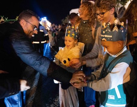 Arrecife vive una Cabalgata de Reyes multitudinaria. Melchor, Gaspar y Baltasar ya pueden entrar en todos los hogares de Arrecife