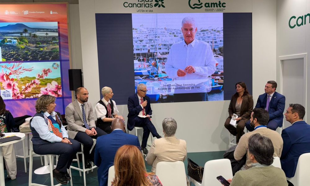 José Juan Cruz celebra el 60 aniversario de Puerto del Carmen en FITUR 2026