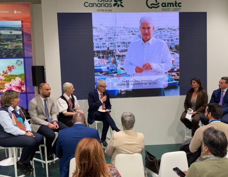 José Juan Cruz celebra el 60 aniversario de Puerto del Carmen en FITUR 2026