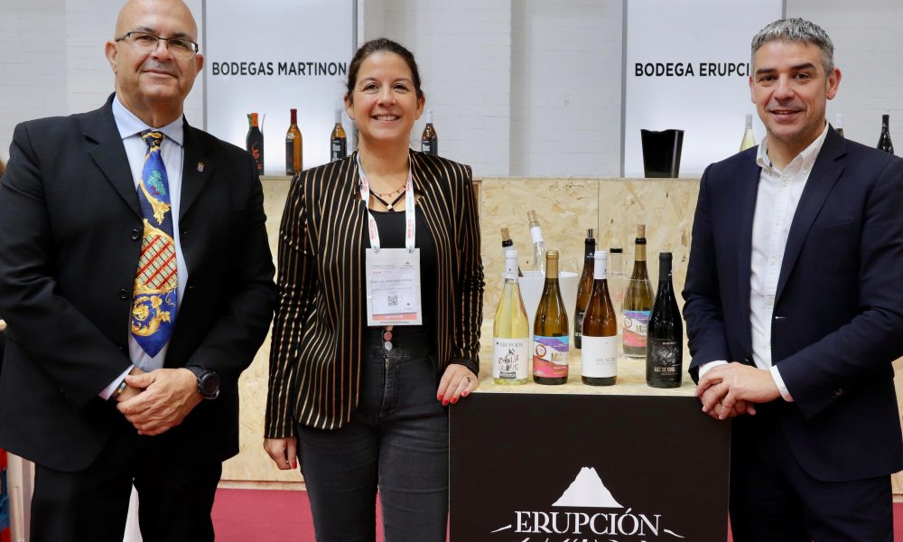 La enóloga canaria Amor López, de la bodega lanzaroteña Erupción, reconocida en la Barcelona Wine Week con el premio Isabel Mijares