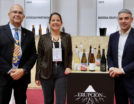 La enóloga canaria Amor López, de la bodega lanzaroteña Erupción, reconocida en la Barcelona Wine Week con el premio Isabel Mijares