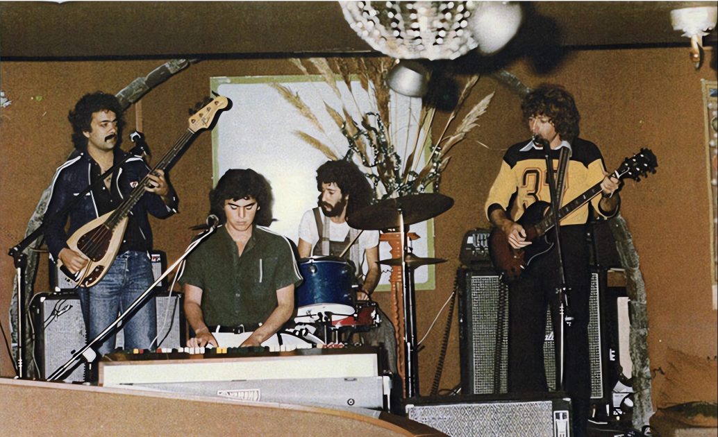 Fotografía de Rubicón durante un concierto en la discoteca 'Alfil' de Puerto del Carmen. Foto de Jesús Yagüe, cedida por Luis Lachambre a Memoria Digital de Lanzarote.