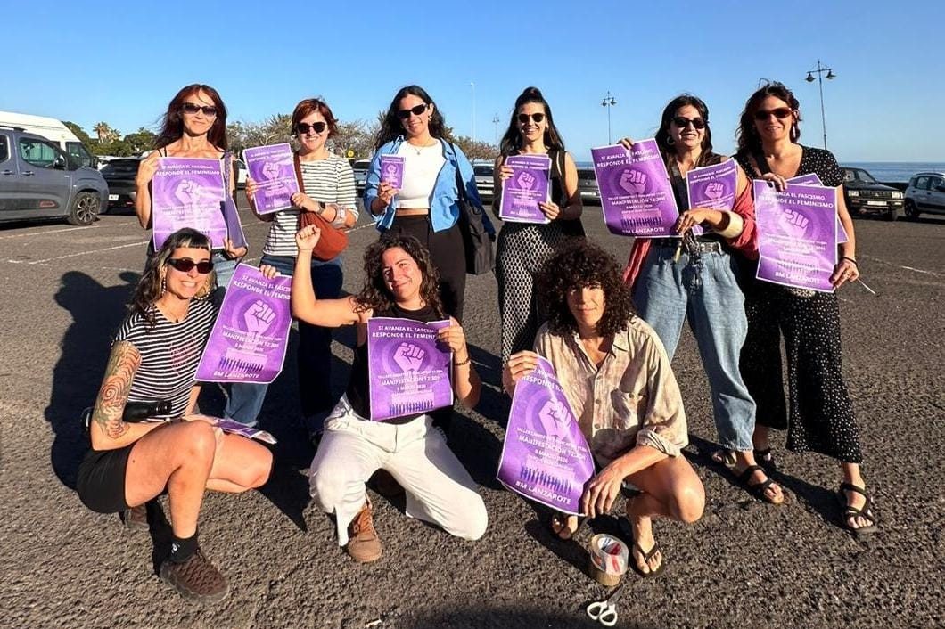 Integrantes de Flor de Fuego, en la pegada de carteles para el 8-M.