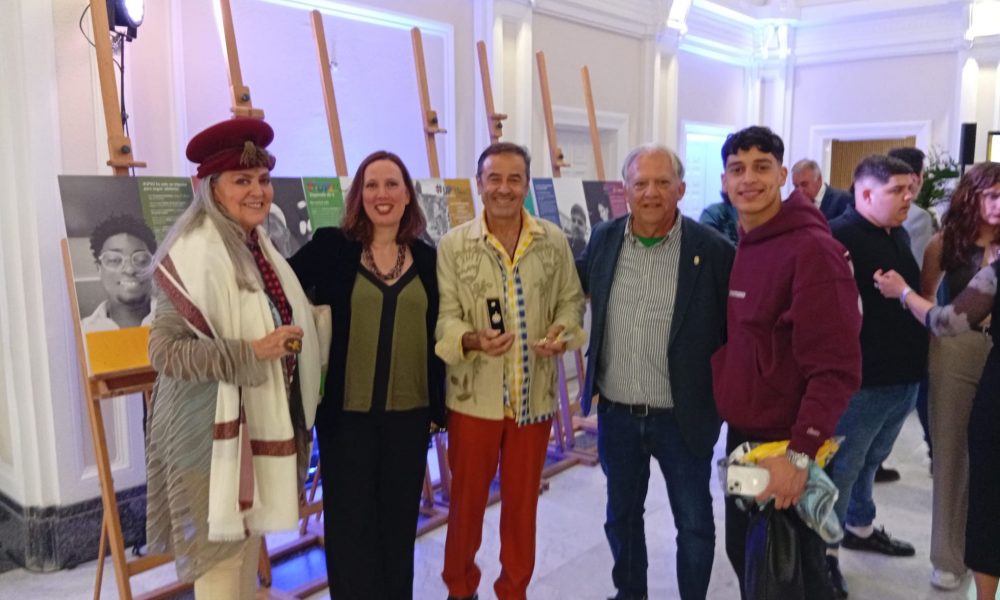 Domingo de Famara dona un collage solidario en la Gala UP2U 2026 en Madrid