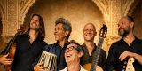 Ibolia inaugura el ciclo Up&Down 2026 en La Gomera con una propuesta de flamenco contemporáneo - El Bancal Hotel & Spa acogerá el 9 de mayo una experiencia musical que fusiona raíces andalusíes y sensibilidad contemporánea El ciclo Up&Down 2026 dará comienzo el próximo 9 de mayo en La Gomera con la actuación de Ibolia, una formación que propone una experiencia sonora única basada en la fusión del flamenco con influencias andalusíes. El concierto tendrá lugar a las 20:30 horas en el Bancal Hotel & Spa, en un entorno privilegiado que refuerza el carácter íntimo y envolvente de la propuesta. Ibolia Flores Musicales es un quinteto que nace de la pasión por el flamenco y la exploración de nuevos lenguajes musicales. Su proyecto se define por un cuidado equilibrio entre tradición y contemporaneidad, dando lugar a lo que los propios artistas denominan “flores musicales”: composiciones delicadas, emocionales y profundamente evocadoras. El espectáculo invita al público a sumergirse en un viaje sensorial donde el mestizaje sonoro se convierte en eje central. A través de la combinación de flamenco, influencias andalusíes y una interpretación cargada de sensibilidad, Ibolia construye un directo que trasciende lo puramente musical para convertirse en una experiencia emocional compartida. La actuación se enmarca dentro de Up&Down, un ciclo que apuesta por propuestas artísticas singulares en espacios exclusivos, favoreciendo la cercanía entre artistas y público. En este contexto, la elección de Ibolia para inaugurar la edición de 2026 refuerza la línea curatorial del programa, centrada en la calidad, la emoción y la conexión. Las entradas para el concierto ya están disponibles a través de la plataforma Tickety.es. Con esta cita, La Gomera se posiciona una vez más como escenario de propuestas culturales de alto nivel, ofreciendo al público la oportunidad de disfrutar de un espectáculo donde la música se convierte en una auténtica experiencia para los sentidos. Up&Down cuenta con el patrocinio del Gobierno de Canarias, Promotur y Cabildo de Tenerife.