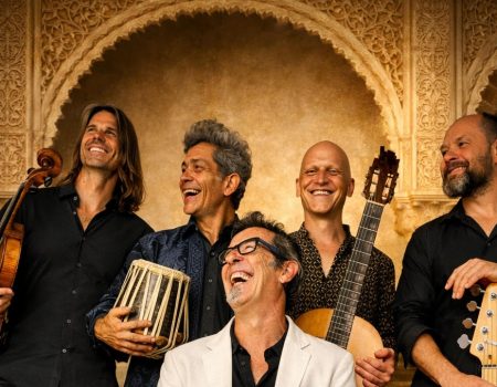 Ibolia inaugura el ciclo Up&Down 2026 en La Gomera con una propuesta de flamenco contemporáneo - El Bancal Hotel & Spa acogerá el 9 de mayo una experiencia musical que fusiona raíces andalusíes y sensibilidad contemporánea El ciclo Up&Down 2026 dará comienzo el próximo 9 de mayo en La Gomera con la actuación de Ibolia, una formación que propone una experiencia sonora única basada en la fusión del flamenco con influencias andalusíes. El concierto tendrá lugar a las 20:30 horas en el Bancal Hotel & Spa, en un entorno privilegiado que refuerza el carácter íntimo y envolvente de la propuesta. Ibolia Flores Musicales es un quinteto que nace de la pasión por el flamenco y la exploración de nuevos lenguajes musicales. Su proyecto se define por un cuidado equilibrio entre tradición y contemporaneidad, dando lugar a lo que los propios artistas denominan “flores musicales”: composiciones delicadas, emocionales y profundamente evocadoras. El espectáculo invita al público a sumergirse en un viaje sensorial donde el mestizaje sonoro se convierte en eje central. A través de la combinación de flamenco, influencias andalusíes y una interpretación cargada de sensibilidad, Ibolia construye un directo que trasciende lo puramente musical para convertirse en una experiencia emocional compartida. La actuación se enmarca dentro de Up&Down, un ciclo que apuesta por propuestas artísticas singulares en espacios exclusivos, favoreciendo la cercanía entre artistas y público. En este contexto, la elección de Ibolia para inaugurar la edición de 2026 refuerza la línea curatorial del programa, centrada en la calidad, la emoción y la conexión. Las entradas para el concierto ya están disponibles a través de la plataforma Tickety.es. Con esta cita, La Gomera se posiciona una vez más como escenario de propuestas culturales de alto nivel, ofreciendo al público la oportunidad de disfrutar de un espectáculo donde la música se convierte en una auténtica experiencia para los sentidos. Up&Down cuenta con el patrocinio del Gobierno de Canarias, Promotur y Cabildo de Tenerife.