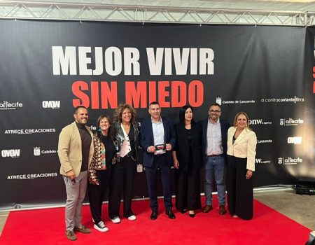 Arrecife emociona con el estreno de la docuserie de Rosana