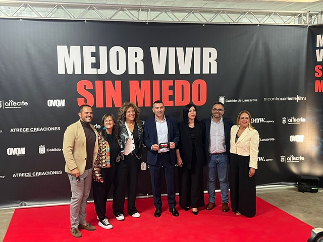 Arrecife emociona con el estreno de la docuserie de Rosana