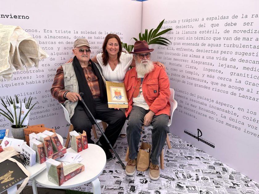 La consejera del Servicio de Publicaciones, Ascensión Toledo, junto a Santiago Alemán
y Félix Hormiga en la Fiera del Libro Lanzarote 2024