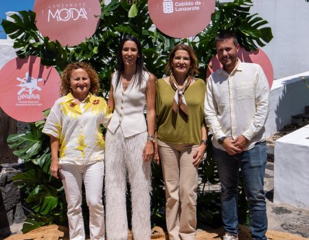El Market 'Moda y Vino' reúne diseño, producto local y actuaciones musicales en La Geria, se celebró este fin de semana en la Finca Testeina.