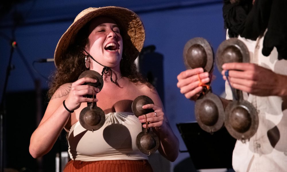Raíces Atlánticas inaugura en Arrecife su primera edición con “Cantos de Tierra”