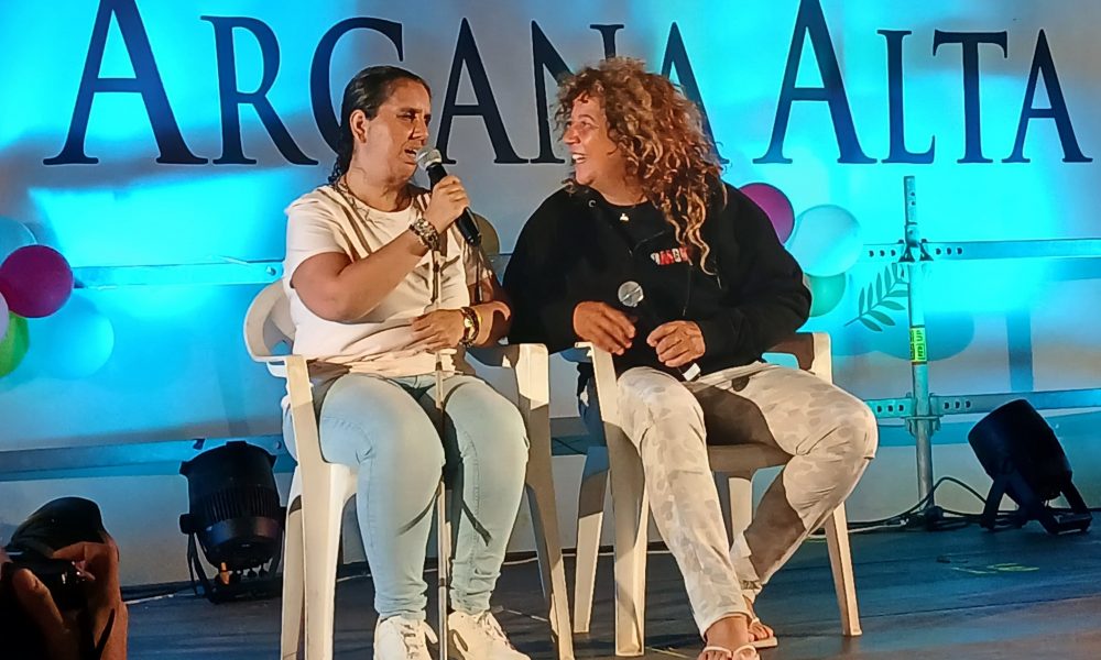 Rosana sorprende en la X Noche Joven de Argana Alta. La cantante lanzaroteña emociona al público en una gala llena de talento joven