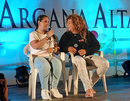Rosana sorprende en la X Noche Joven de Argana Alta. La cantante lanzaroteña emociona al público en una gala llena de talento joven
