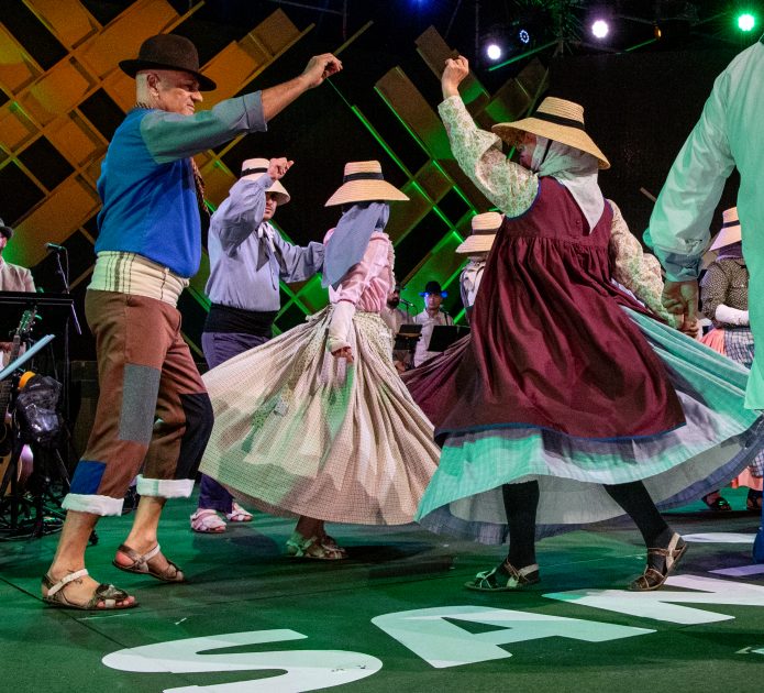 “Voces de la Tradición” llega a La Palma para celebrar el Día de Canarias con más de un centenar de artistas sobre el escenario