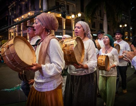 “Voces de la Tradición” llega a La Palma para celebrar el Día de Canarias con más de un centenar de artistas sobre el escenario