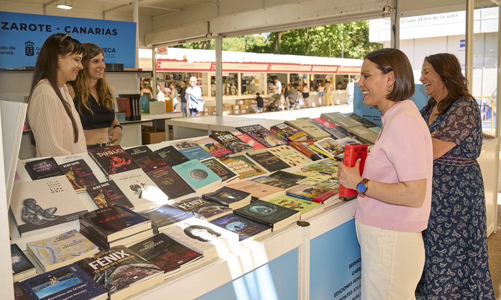 Caseta oficial de las islas con libros de la literatura canaria feria del libro madrid 2026