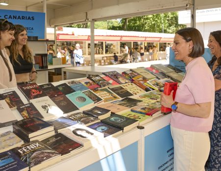 Caseta oficial de las islas con libros de la literatura canaria feria del libro madrid 2026