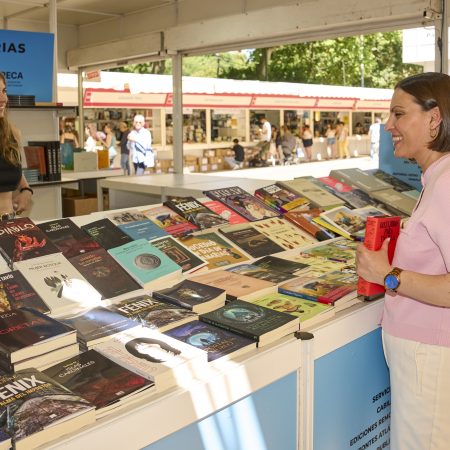 Caseta oficial de las islas con libros de la literatura canaria feria del libro madrid 2026