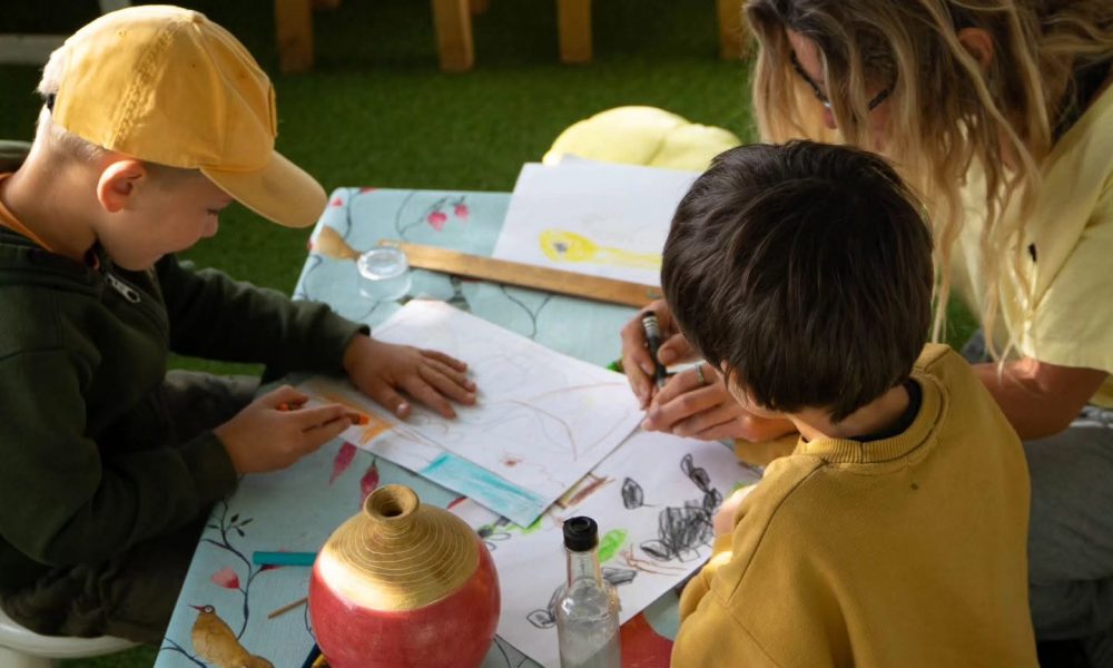 campamento de verano de metodo amar, niños con actividades creativas