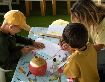 campamento de verano de metodo amar, niños con actividades creativas