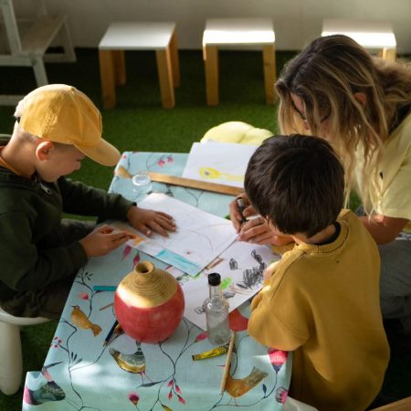campamento de verano de metodo amar, niños con actividades creativas