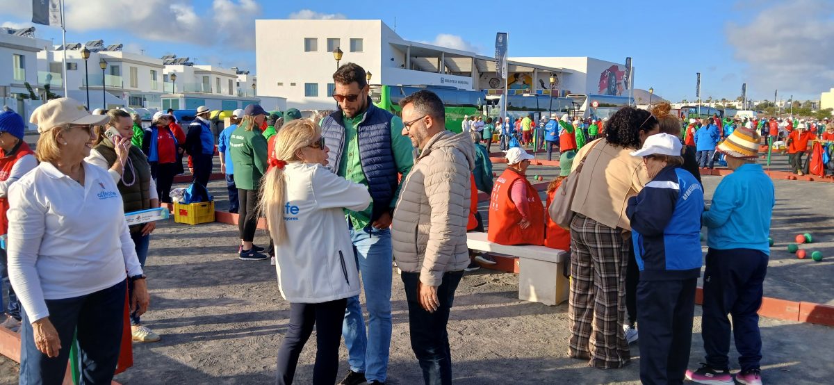 Mayores jugando una partida decisiva en el torneo bola canaria abuelos conejeros arrecife
