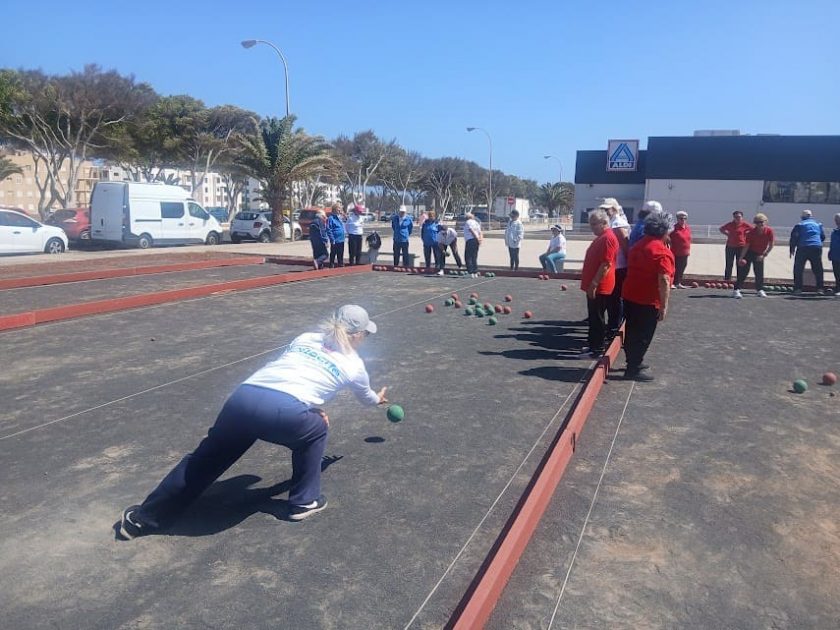 Mayores jugando una partida decisiva en el torneo bola canaria abuelos conejeros arrecife