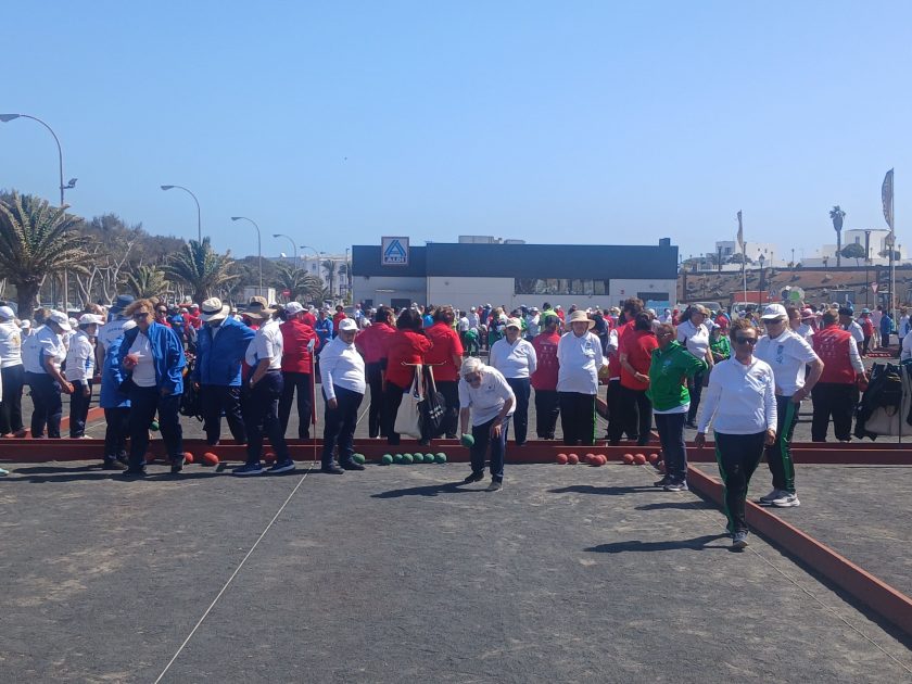 Mayores jugando una partida decisiva en el torneo bola canaria abuelos conejeros arrecife